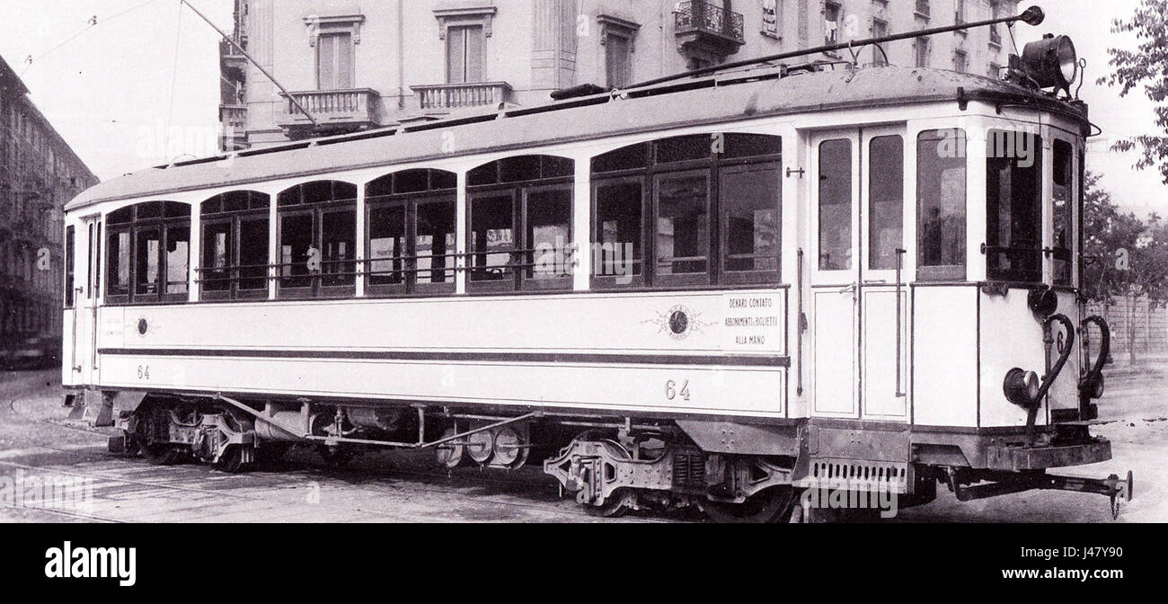Il Milano tram STEL 64 fa parte del sistema di trasporto pubblico di Milano e offre un modo affidabile ed efficiente di viaggiare in tutta la città. Il tram è riconosciuto per il suo design vintage, che lo rende un simbolo dello storico trasporto pubblico di Milano. Foto Stock