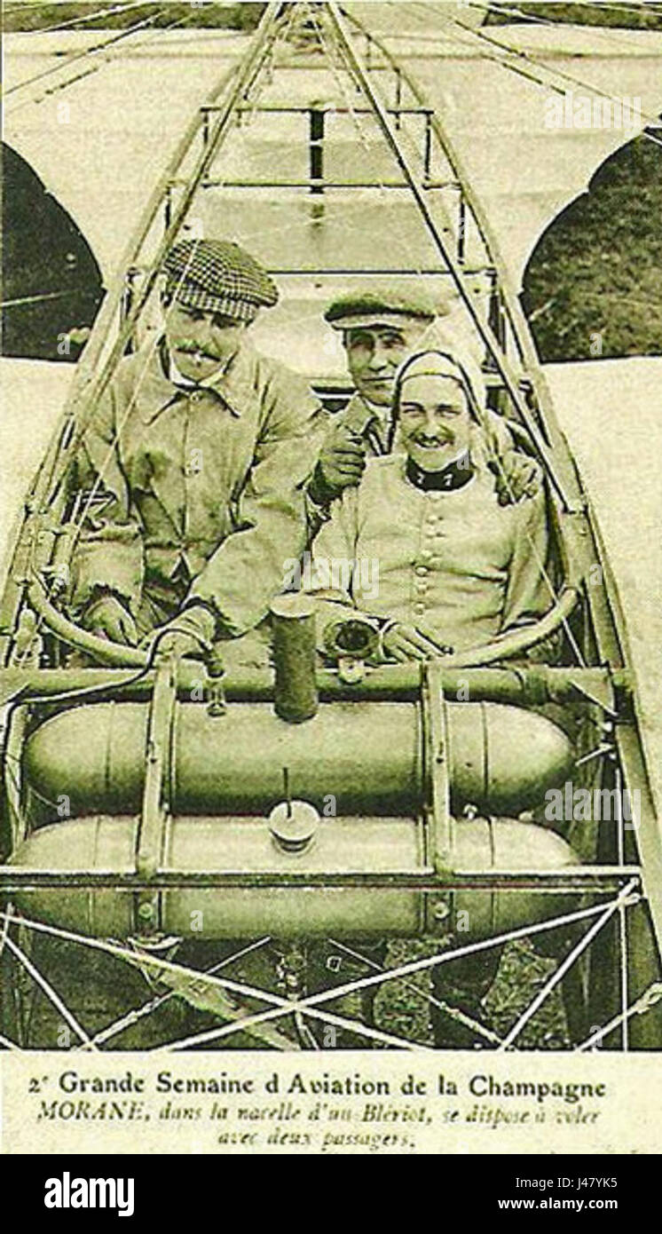 "Morane vol avec passagers" si riferisce a un'immagine dell'aviazione dei primi anni del XX secolo, in cui un aereo Morane viene visto volare con passeggeri. L'aereo Morane è significativo nella storia dell'aviazione, in particolare nello sviluppo del primo volo e del trasporto passeggeri. Foto Stock