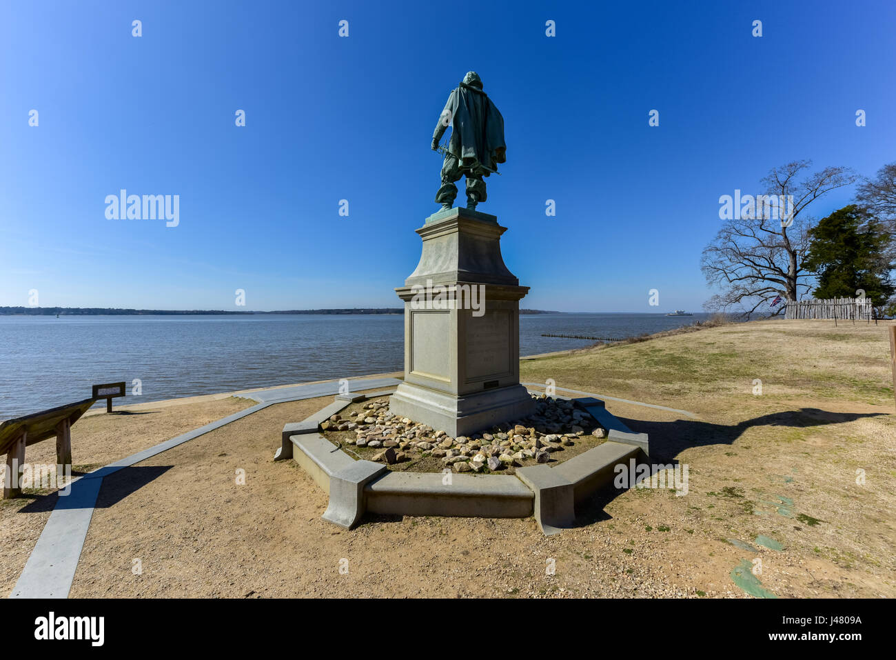 Statua di William Couper nel 1909 del capitano John Smith si trova a Fort James, Jamestown Island. Foto Stock