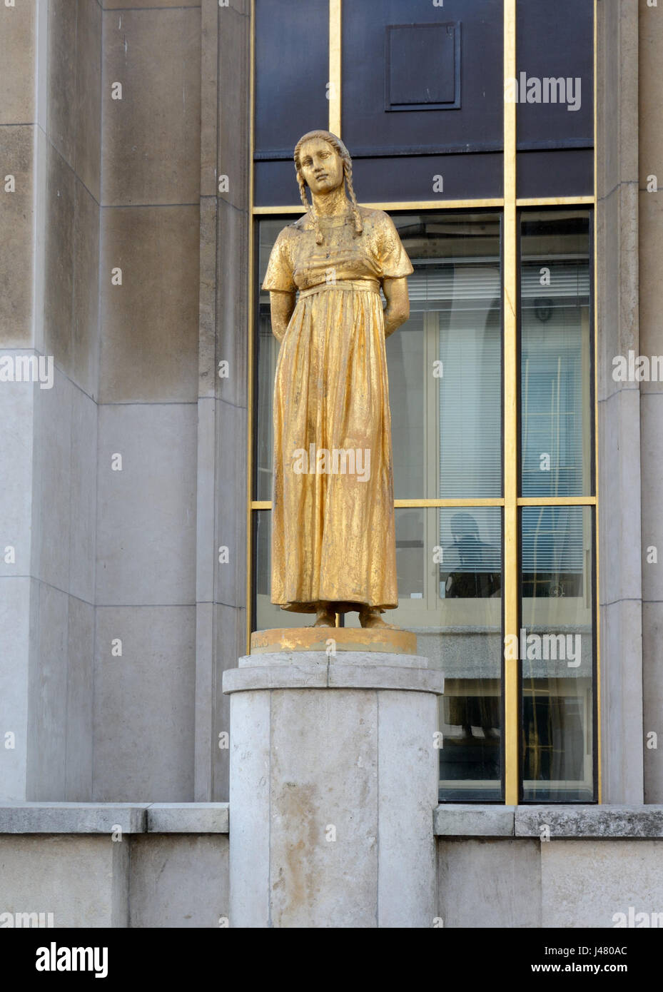 La scultura esterna del Palais de Chaillot a Parigi è un notevole esempio di architettura francese dell'inizio del XX secolo, caratterizzata da disegni artistici su larga scala nello spazio pubblico. Foto Stock