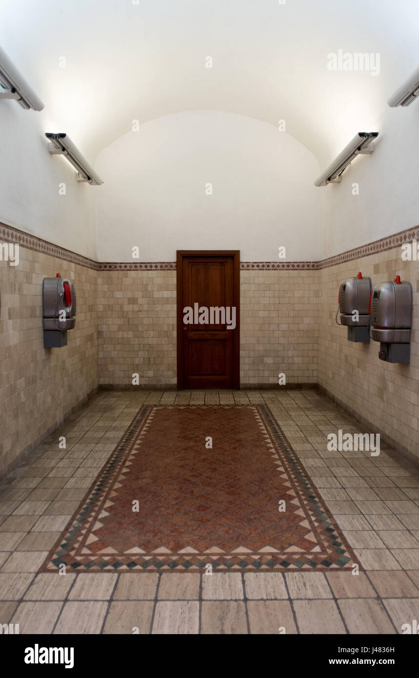 Camera dei gettoni di telefoni a pagamento a Siena, Italia Foto Stock