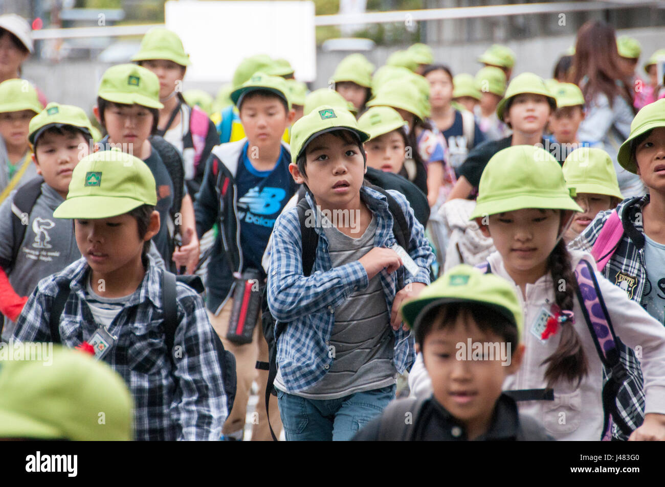 Giapponese di studenti della scuola primaria strada di attraversamento Foto Stock