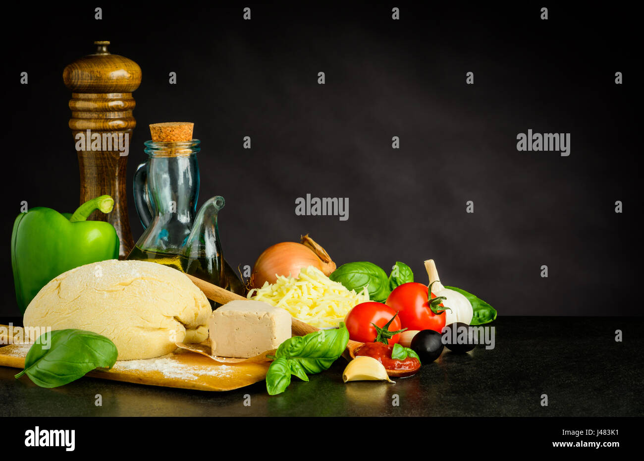 Impasto per pizza con gli ingredienti della cucina e spazio Copia area di testo Foto Stock