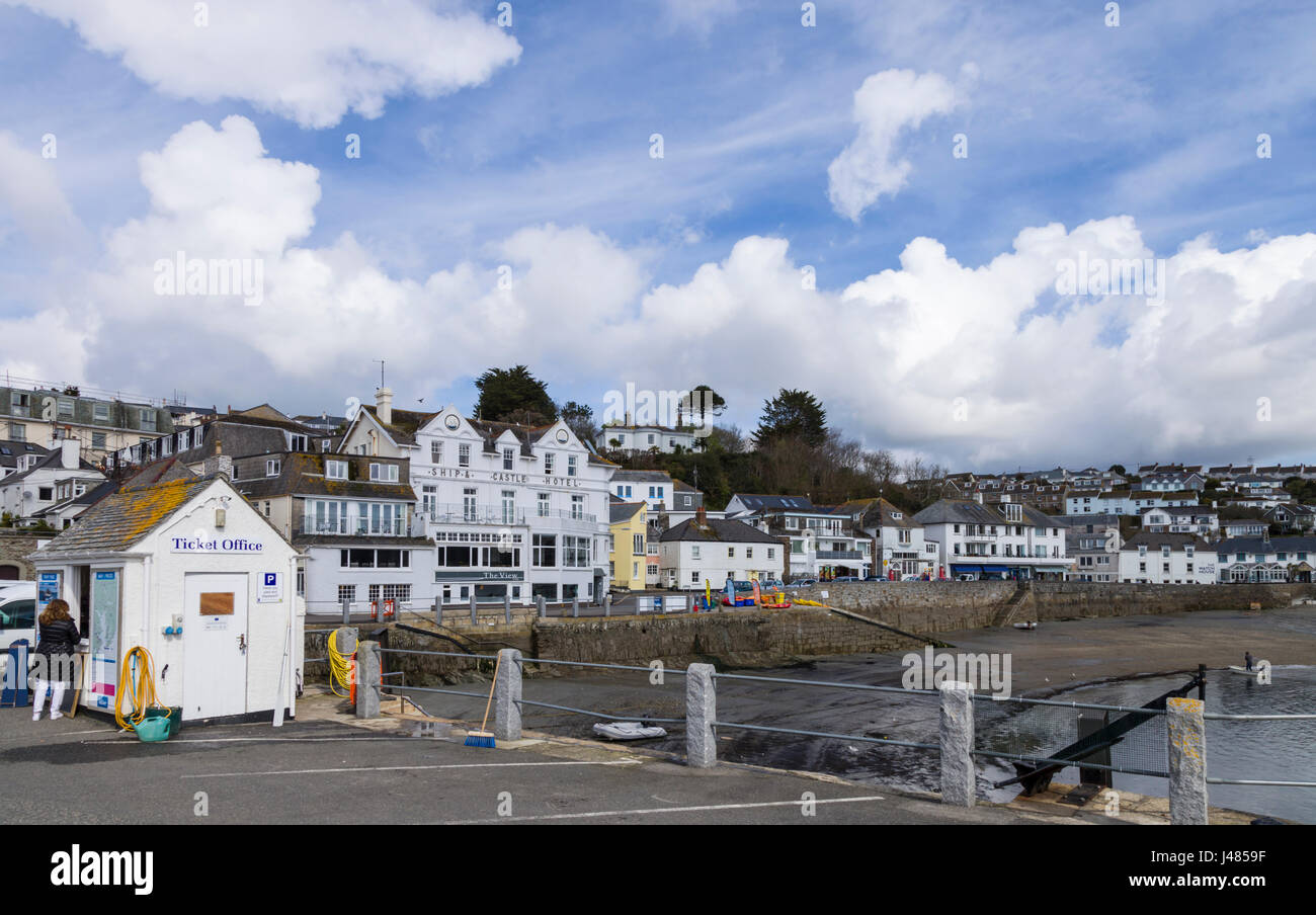 La bassa marea nel vecchio villaggio di pescatori di St Mawes, Cornwall, Regno Unito Foto Stock