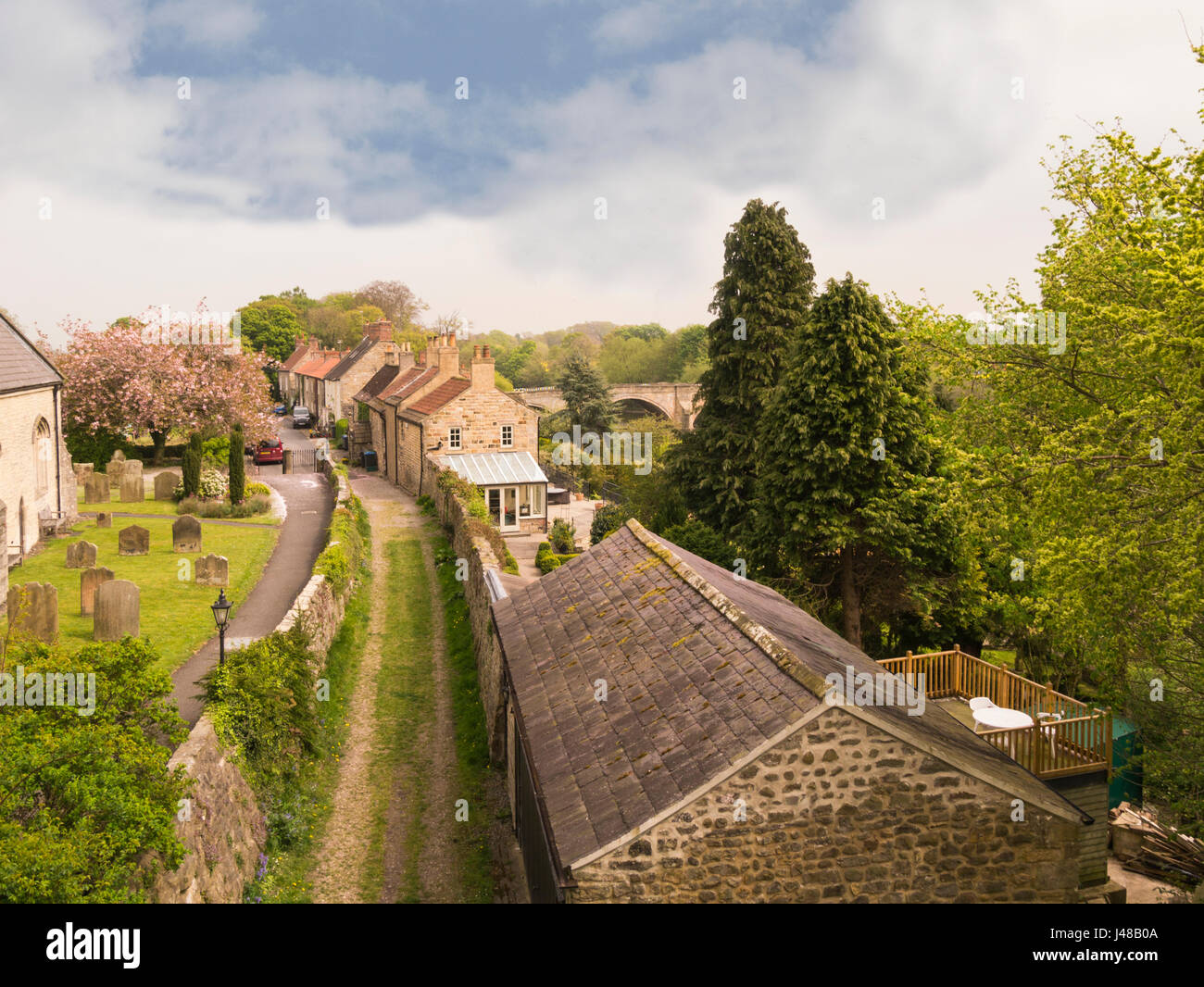 Vista Tanfield West village da Marmion Torre a 15thc Gatehouse a perso Manor House North Yorkshire England Regno Unito e pittoresco villaggio Foto Stock
