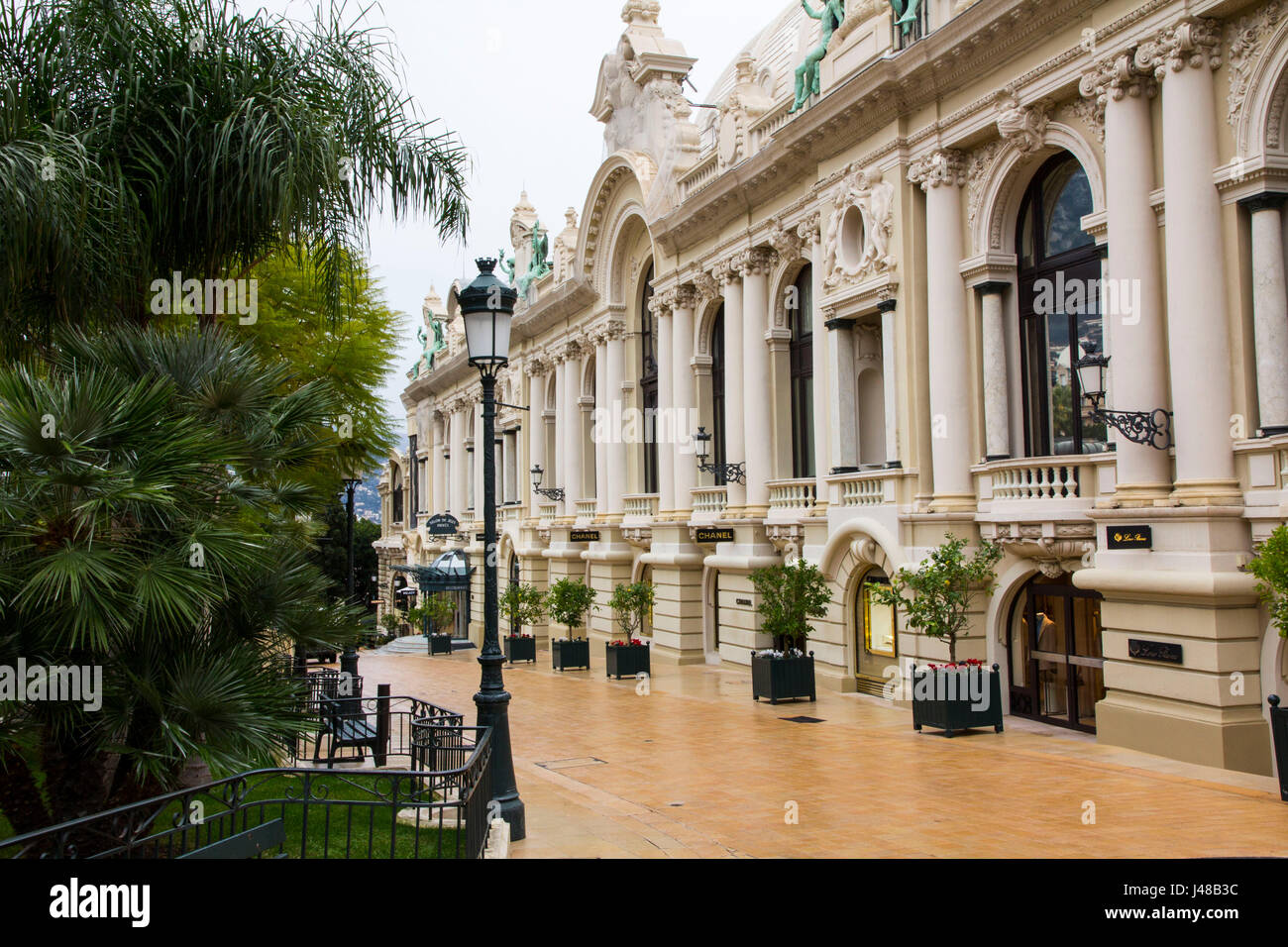Il 1879 Opera de Monte Carlo (o Salle Garnier), parte del Casinò di Monte Carlo, è stata creata da Charles Garnier che ha anche progettato il Paris Foto Stock