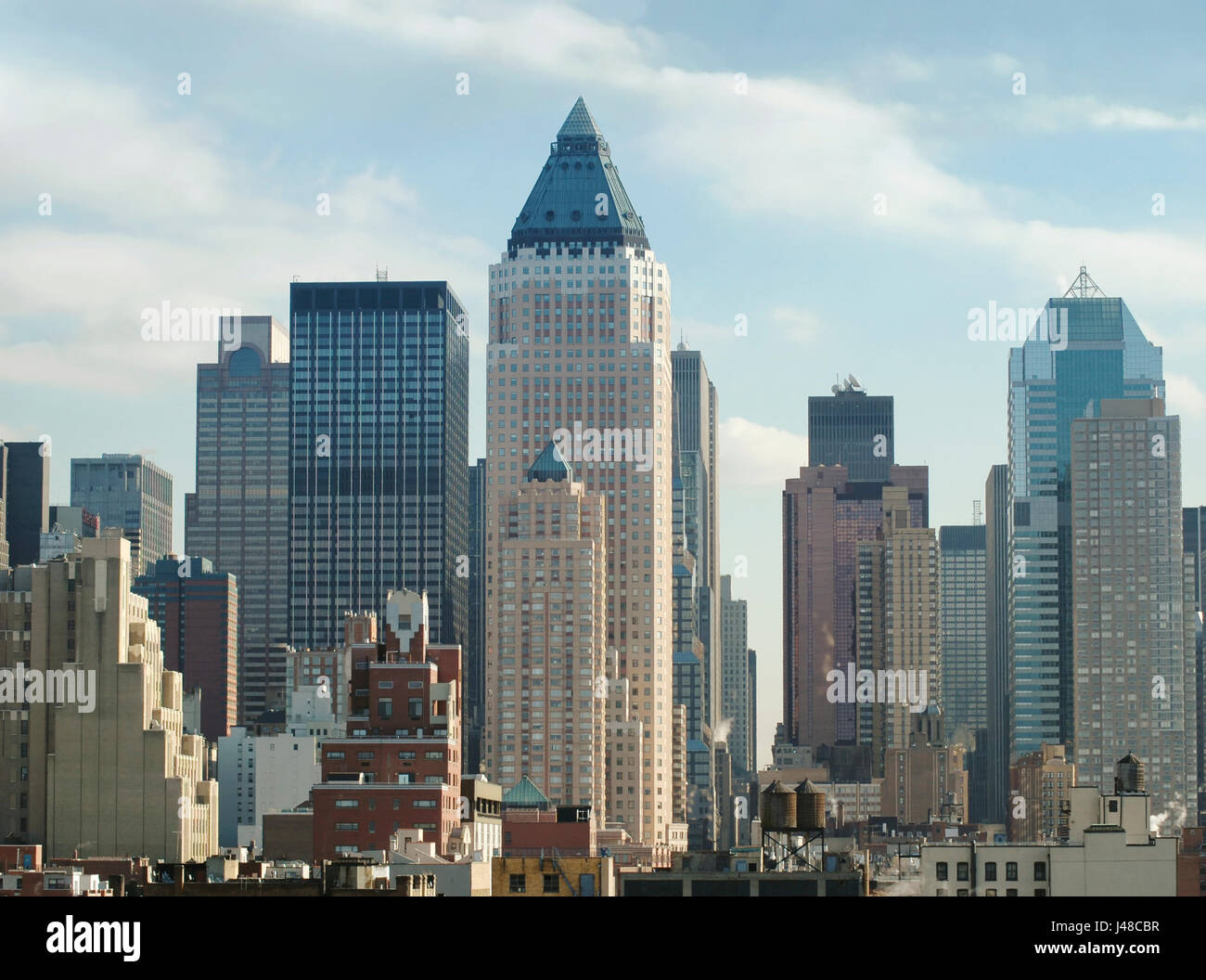 Vista di abbassare Manhatan skyline di New York, Stati Uniti d'America Foto Stock