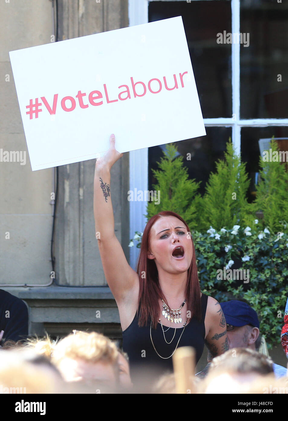 Un sostenitore sorregge un banner in un aspetto della campagna da leader laburista Jeremy Corbyn in St Helen's Square, York. Foto Stock