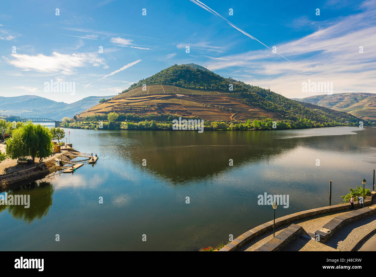 Pinhao Portogallo, Pinhao waterfront che mostra la confluenza del fiume Douro e il fiume Pinhao nel fiume Douro Valley, Portogallo. Foto Stock