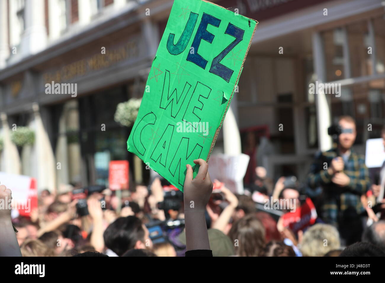 Un sostenitore sorregge un banner in un aspetto della campagna da leader laburista Jeremy Corbyn in St Helen's Square, York. Foto Stock
