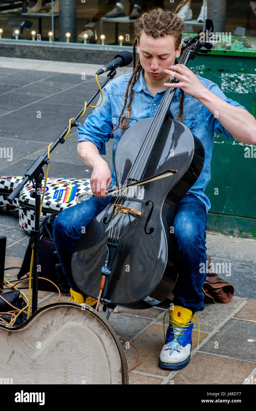 GLASGOW, SCOZIA, 10 Maggio 2017: il violoncellista/cantante/cantautore, Paisley nato CALUM INGRAM musicista di strada mentre viene girato per un documentario a Buchanan Street, Foto Stock