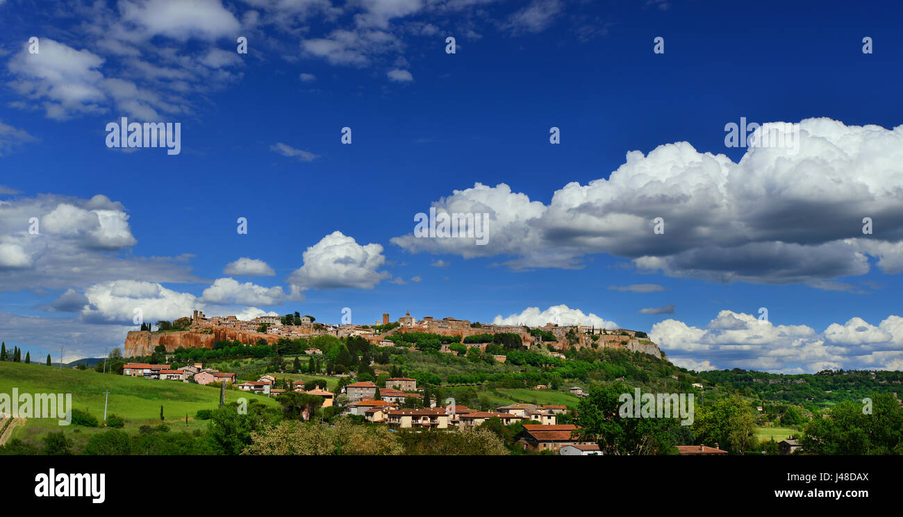 Orvieto vecchia città medievale panorama di nuvole, nella campagna italiana Foto Stock