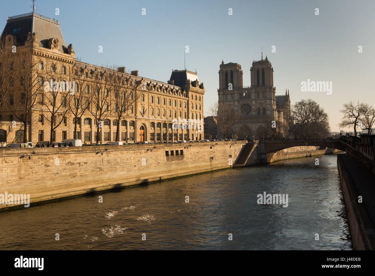 Ponti sul Fiume Senna e le navi da passeggeri in un veicolo per trasporto pubblico a Parigi. Foto Stock