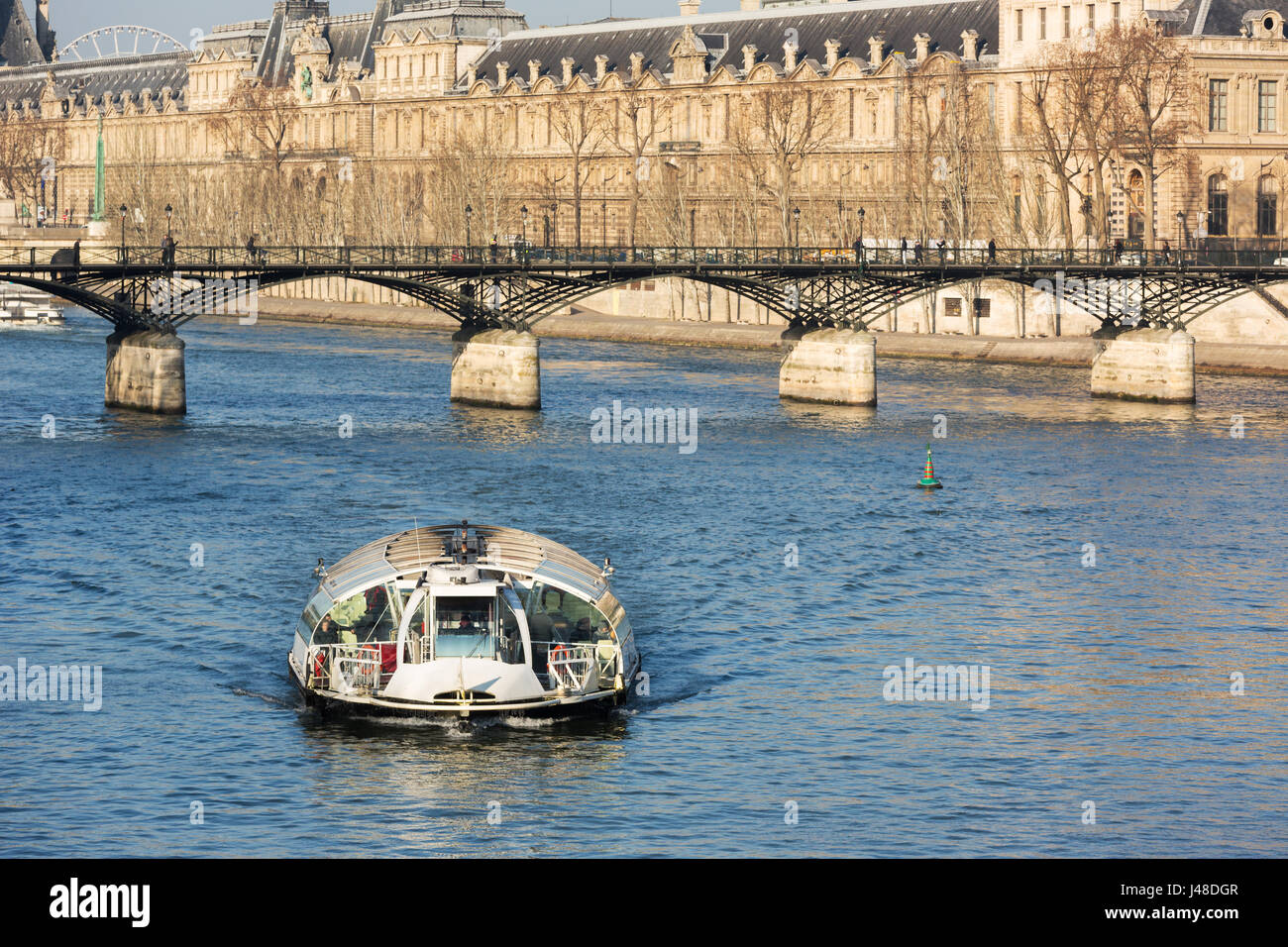 Ponti sul Fiume Senna e le navi da passeggeri in un veicolo per trasporto pubblico a Parigi. Foto Stock