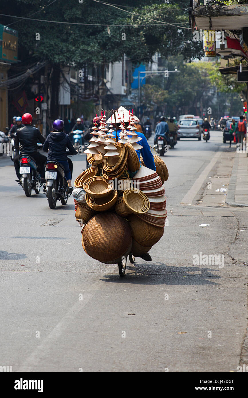 HANOI, VIETNAM - Marzo 2, 2017: Unidentified persone sulla strada di Hanoi, Vietnam. A Hanoi, moto hanno superato le biciclette come la principale forma di Foto Stock