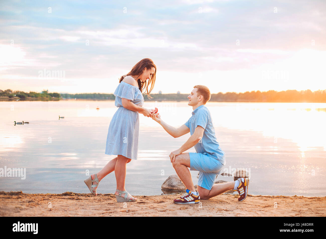 Proposta Di Matrimonio Su Sunset Giovane Fa Una Proposta Di Fidanzamento Per La Sua Ragazza Sulla Spiaggia Foto Stock Alamy