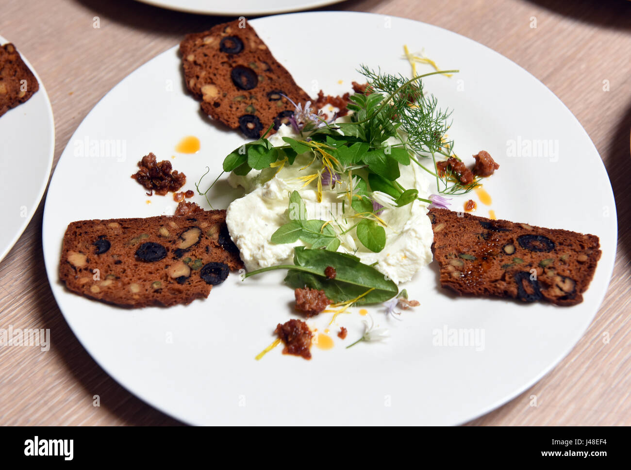 In casa di ricotta conditi con legno sorrel, vetch, cerfoglio e finocchi una delle ricette organico a Fordhall Farm in Shropshire. Foto Stock