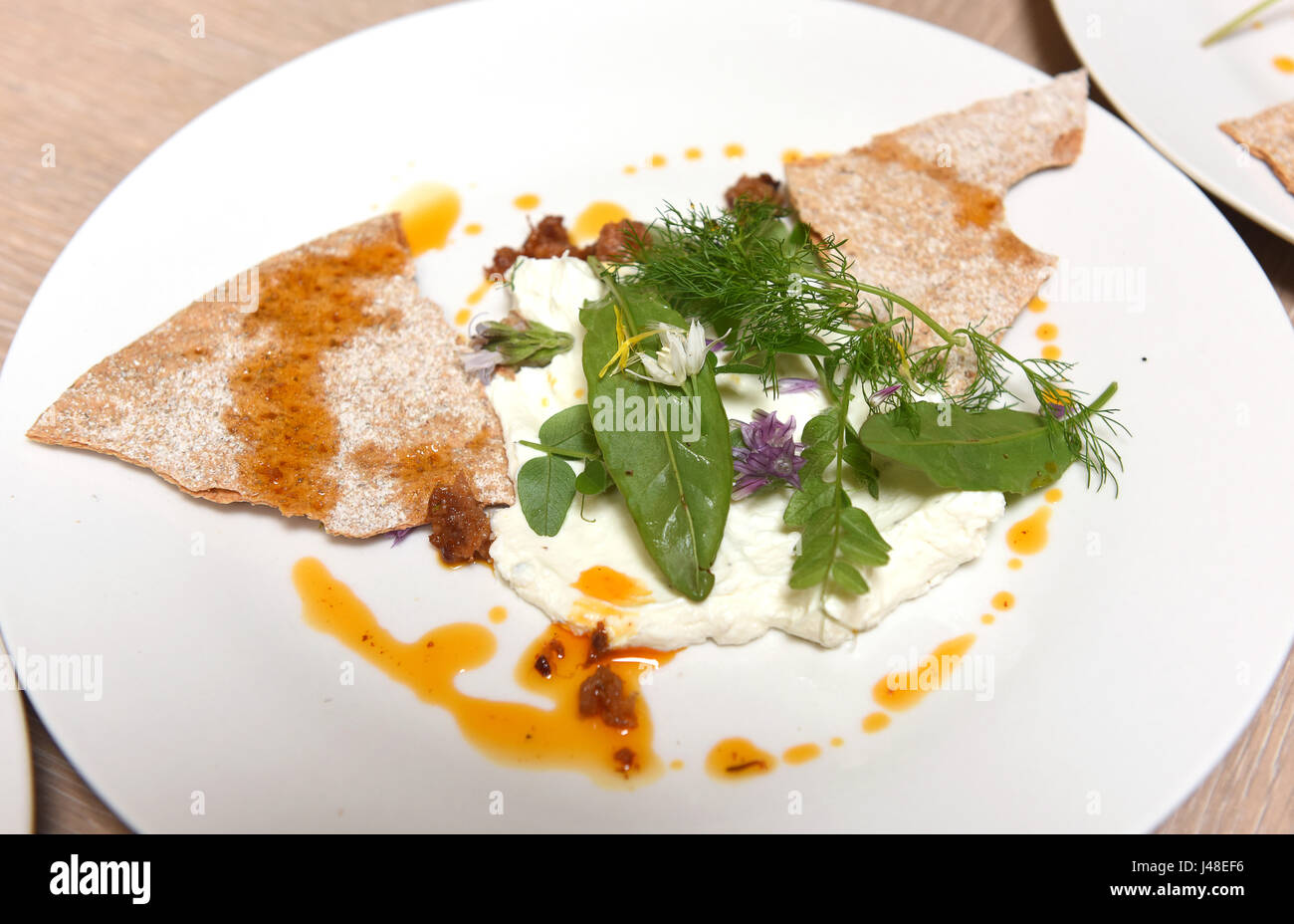 In casa di ricotta conditi con legno sorrel, vetch, cerfoglio e finocchi una delle ricette organico a Fordhall Farm in Shropshire. Foto Stock