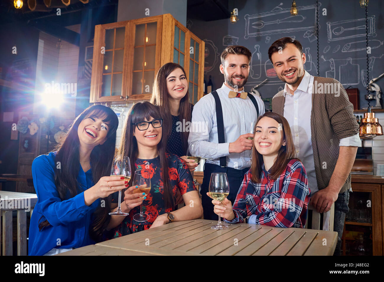 Gruppo di amici in occasione di una riunione con gli occhiali ridere e sorridere Foto Stock