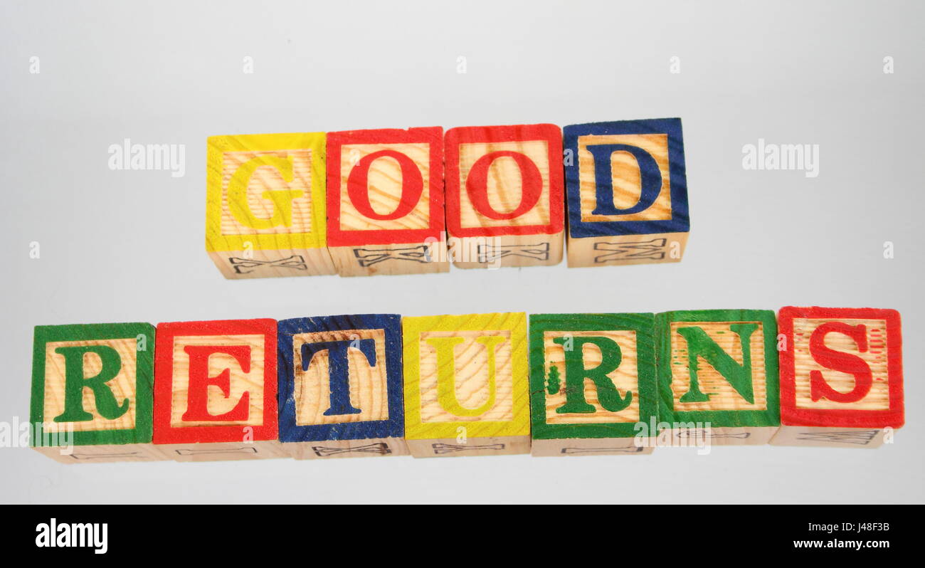 La frase buoni rendimenti visualizzate visivamente su uno sfondo bianco colorato utilizzando blocchi di legno Foto Stock