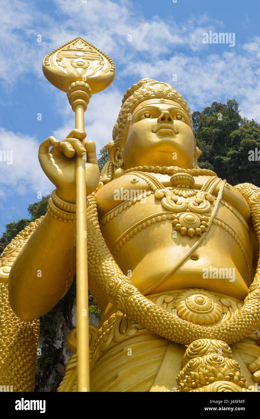 Murugan statua all'ingresso delle Grotte Batu vicino a Kuala Lumpur in Malesia Foto Stock