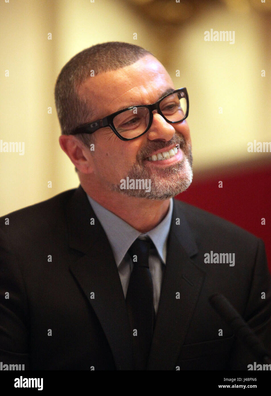 George Michael presso la Royal Opera House di Londra annunciando il suo Symphonica tour che inizia a Praga Opera House 22 Agosto 2011 Foto Stock