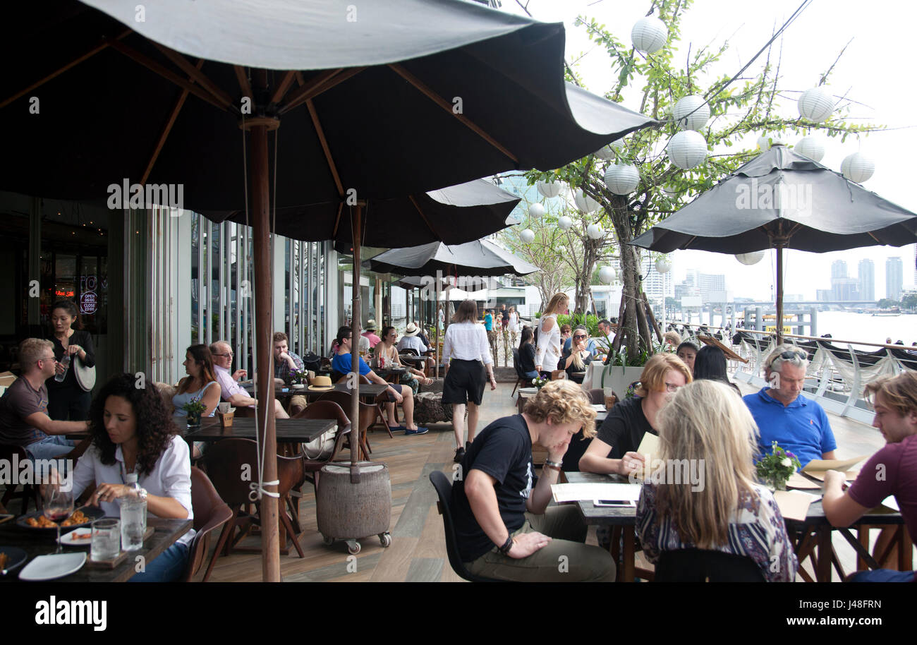 Viva Aviv Ristorante lungo il fiume di Bangkok - Tailandia Foto Stock