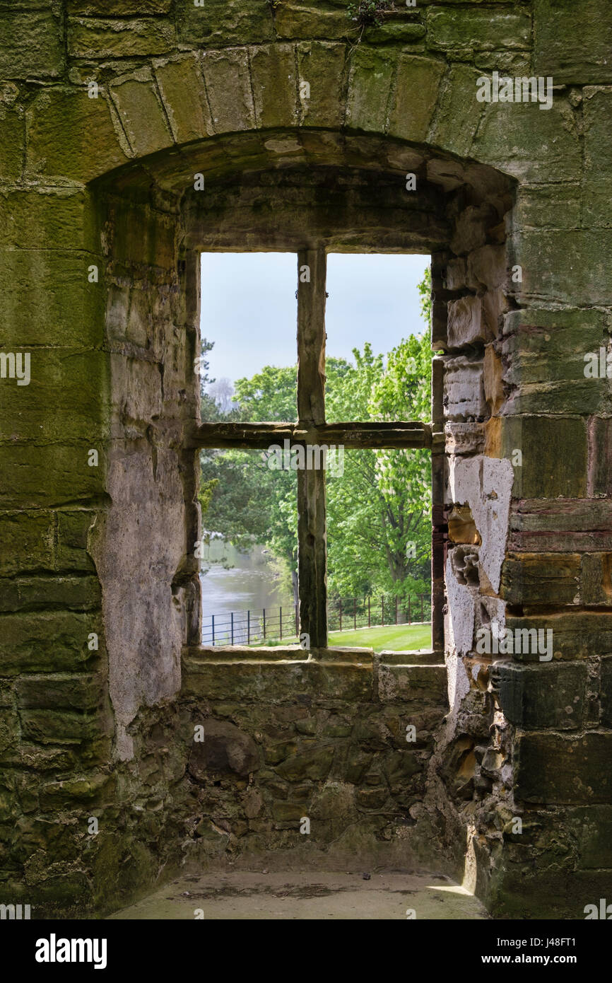 Vista attraverso una pietra sul telaio di una finestra al Fiume Ure dall'interno del xv secolo torre Marmion rovina. West Tanfield, North Yorkshire, Inghilterra, Regno Unito, Gran Bretagna Foto Stock