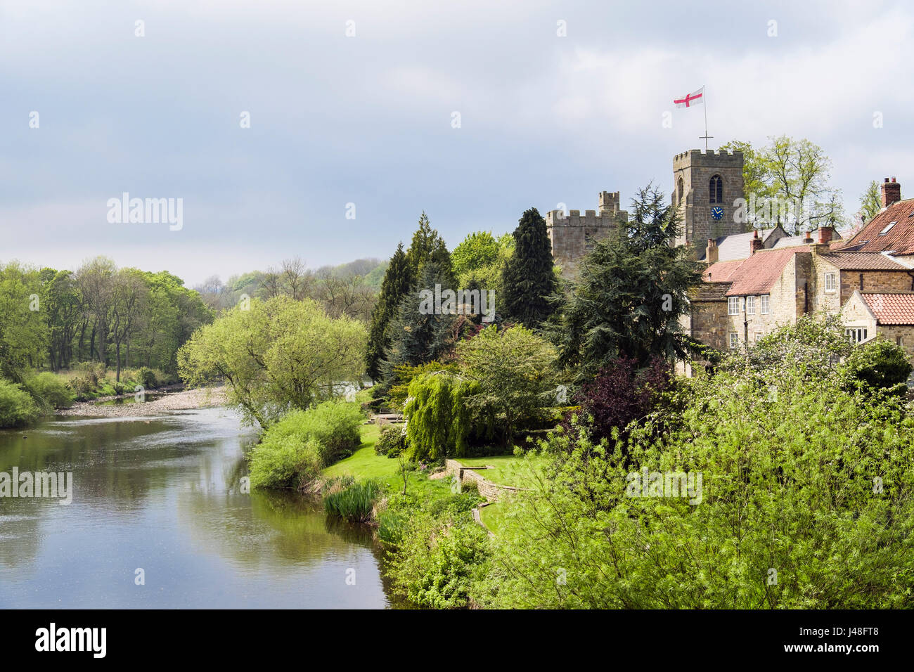 Yorkshire country village chiesa e torre di Marmion accanto al Fiume Ure. West Tanfield, North Yorkshire, Inghilterra, Regno Unito, Gran Bretagna Foto Stock