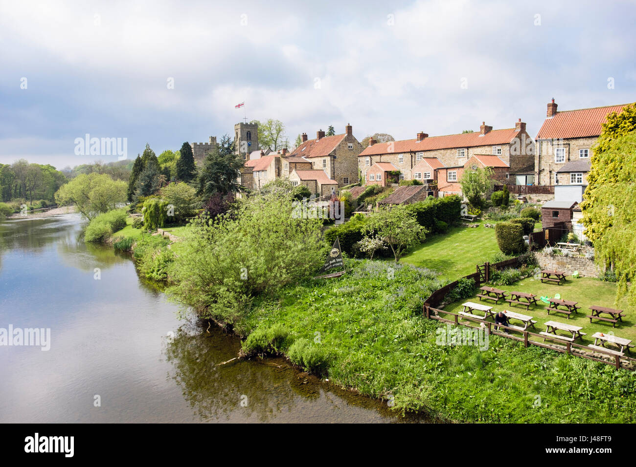 Yorkshire paese case e Bull Inn pub giardino accanto al fiume Ure. West Tanfield, North Yorkshire, Inghilterra, Regno Unito, Gran Bretagna Foto Stock