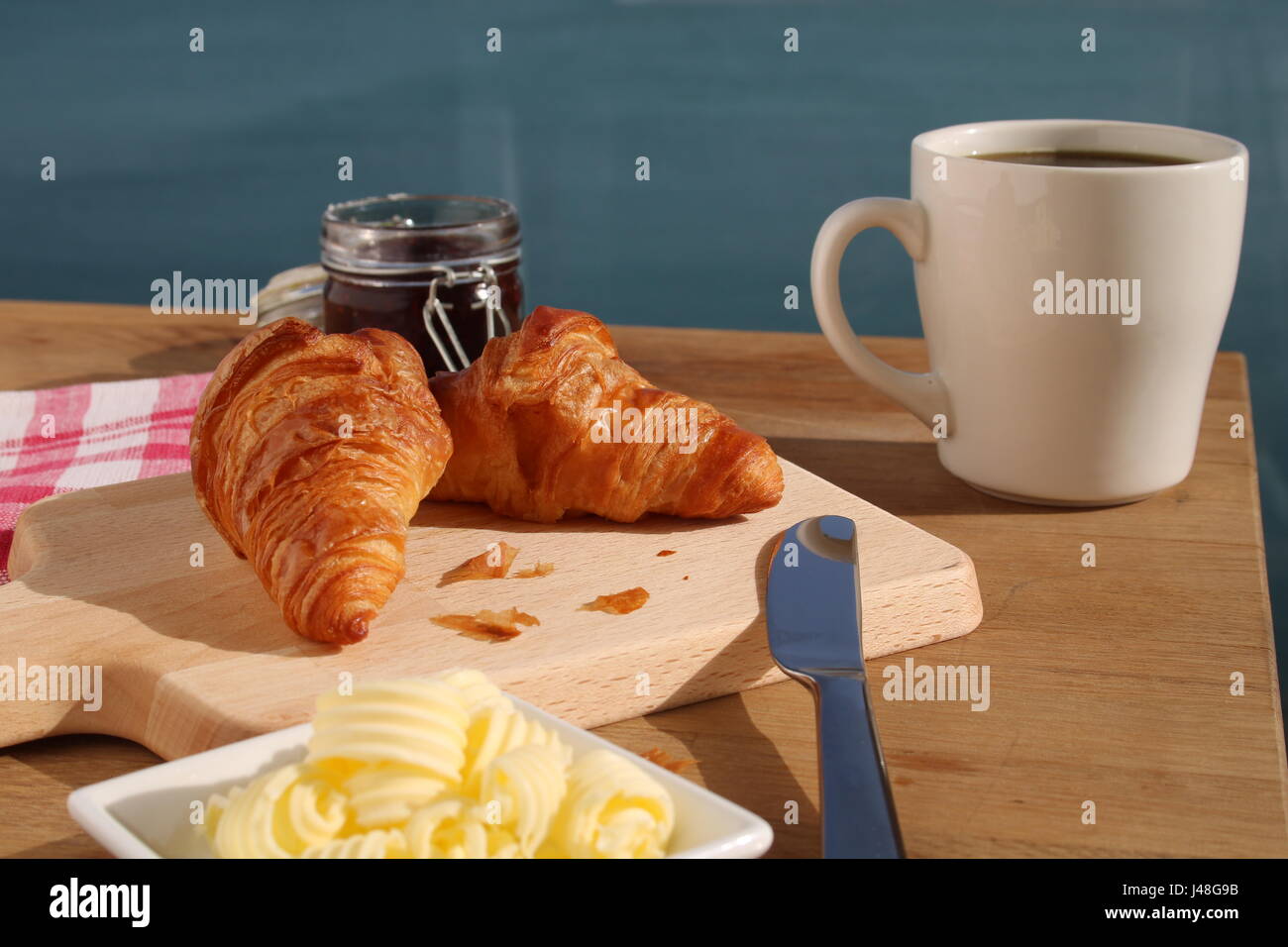 La prima colazione con cornetti e caffè Foto Stock