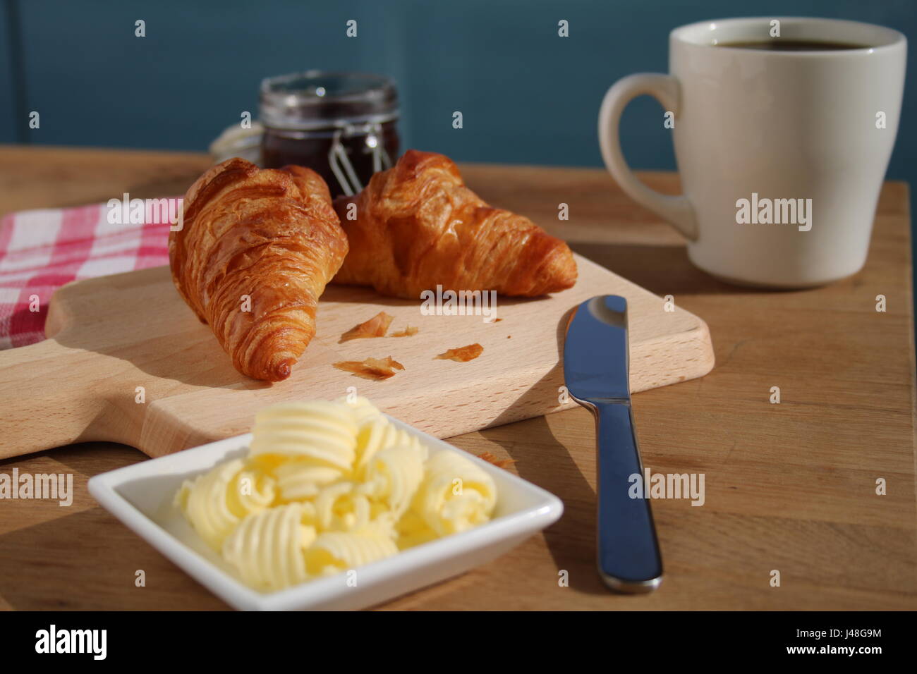 La prima colazione con cornetti e caffè Foto Stock