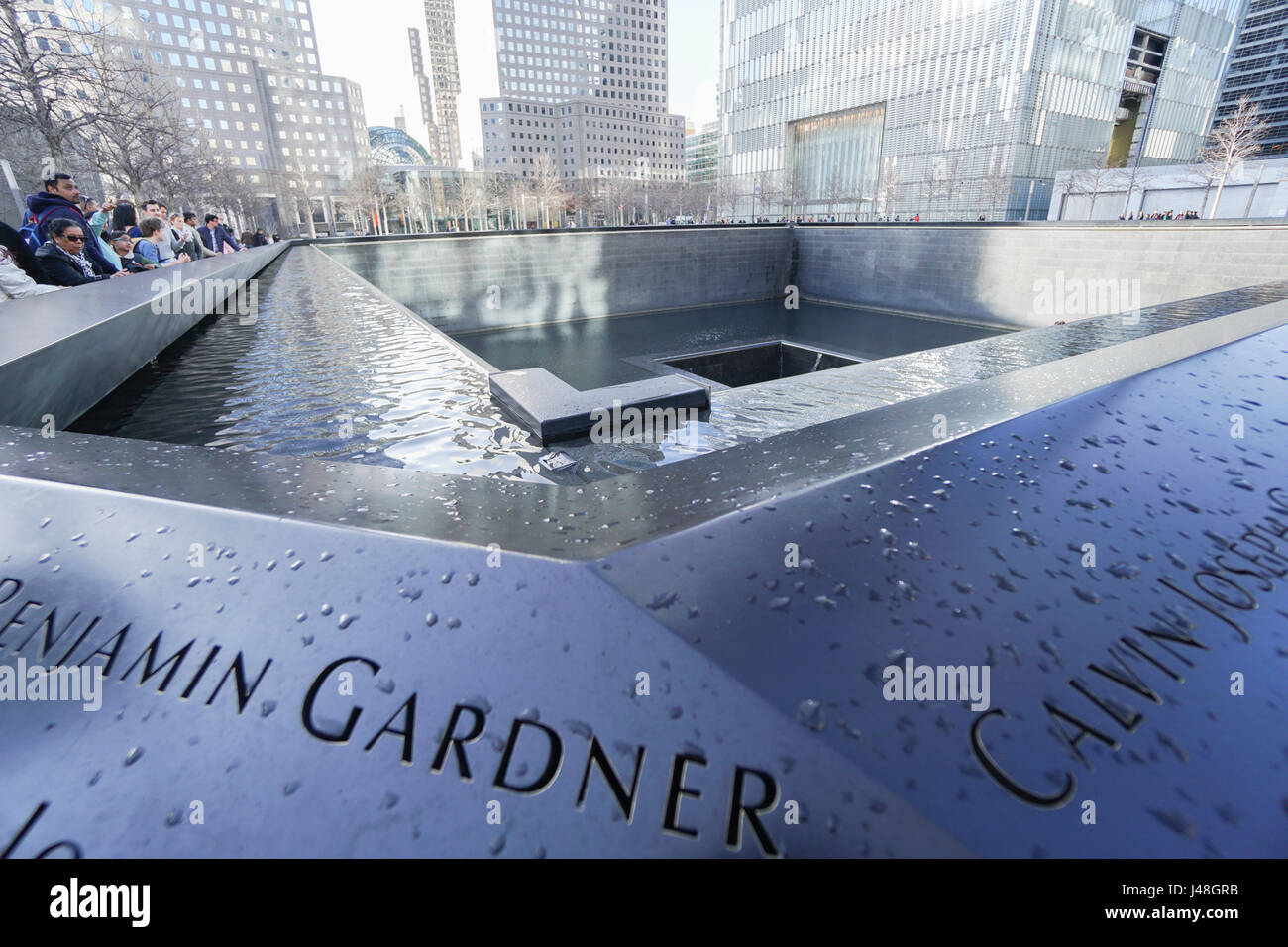 Incisi i nomi delle vittime di 9/11 a Ground Zero Memorial- MANHATTAN / NEW YORK - Aprile 1, 2017 Foto Stock