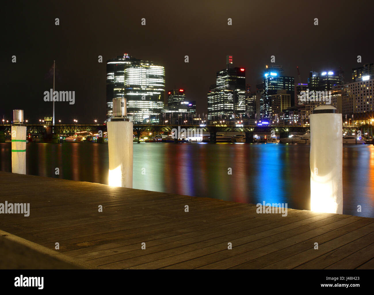Una vista notturna di fronte Cockle Bay, il Porto di Darling, Sydney mostra riflessi nell'acqua di luci da ristoranti e il CBD e edifici Foto Stock