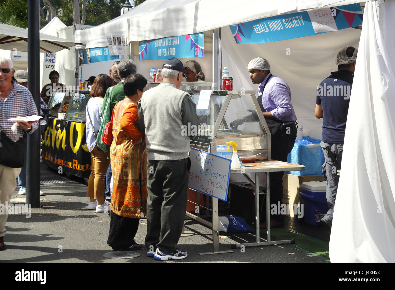 Una bancarella vendendo cibo in un mercato di strada vicino al Fiume Yarra, Melbourne, Australia Foto Stock