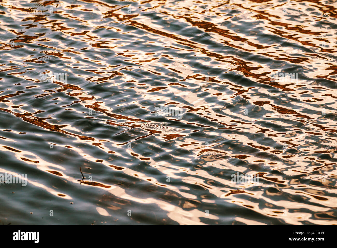 Livello di acqua, acqua in movimento. Struttura di riflesso dei dintorni è distorto dal movimento dell'acqua. Abstract sfondo blu. Foto Stock