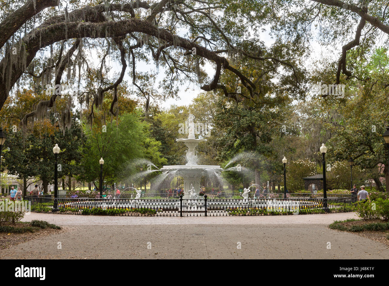 Savannah, GA - Marzo 27, 2017: Forsyth park è il parco più grande di Savannah Historic District e una famosa destinazione turistica. La fontana date Foto Stock