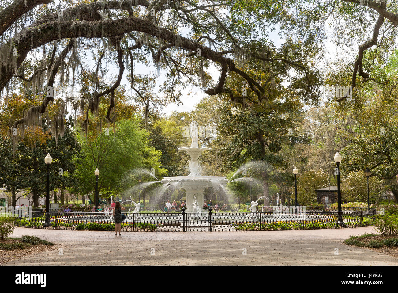 Savannah, GA - Marzo 27, 2017: Forsyth park è il parco più grande di Savannah Historic District e una famosa destinazione turistica. La fontana date Foto Stock
