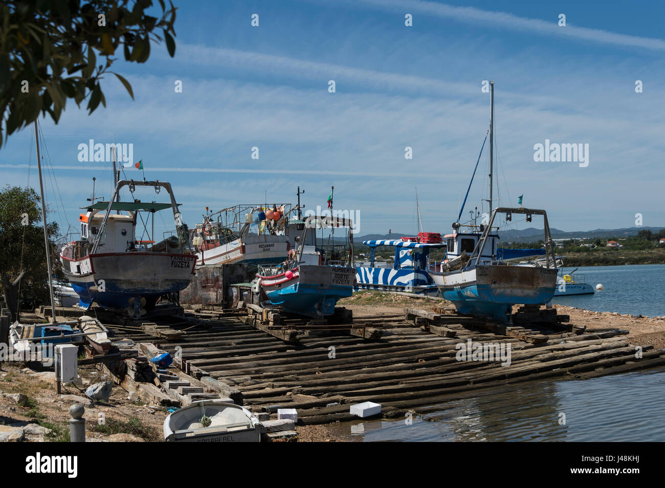 Barche da pesca a terra in Fuseta, Algarve, PORTOGALLO Foto Stock