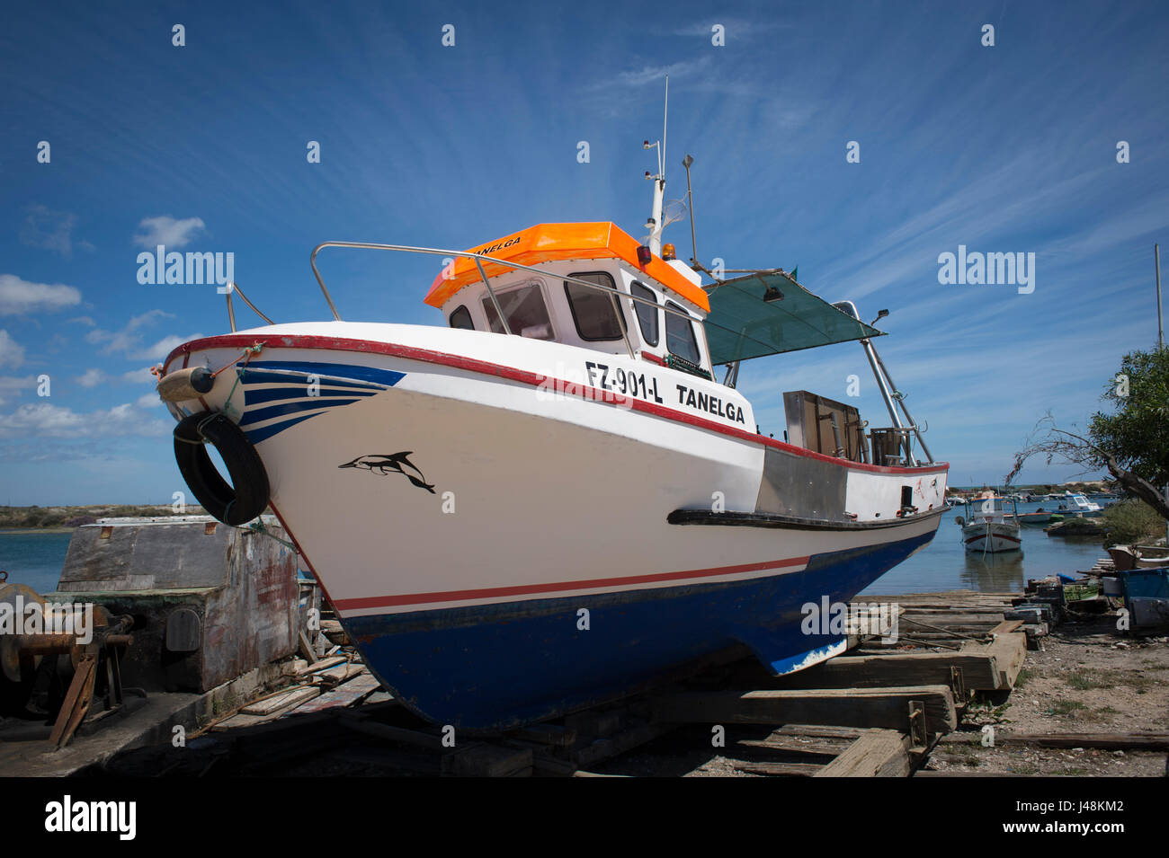 Barca da pesca in Fuseta Portogallo, a terra, il bacino di carenaggio. Foto Stock