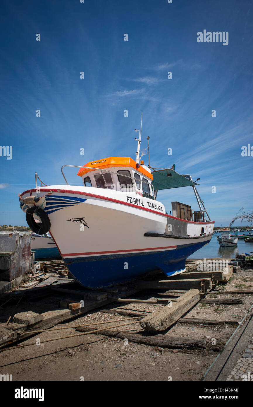 Barca da pesca in Fuseta Portogallo, a terra, il bacino di carenaggio. Foto Stock