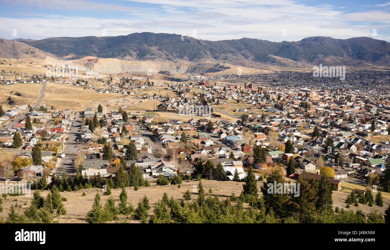 La casa in collina e il centro cittadino di Butte Montana con impostazione di inverno in Foto Stock