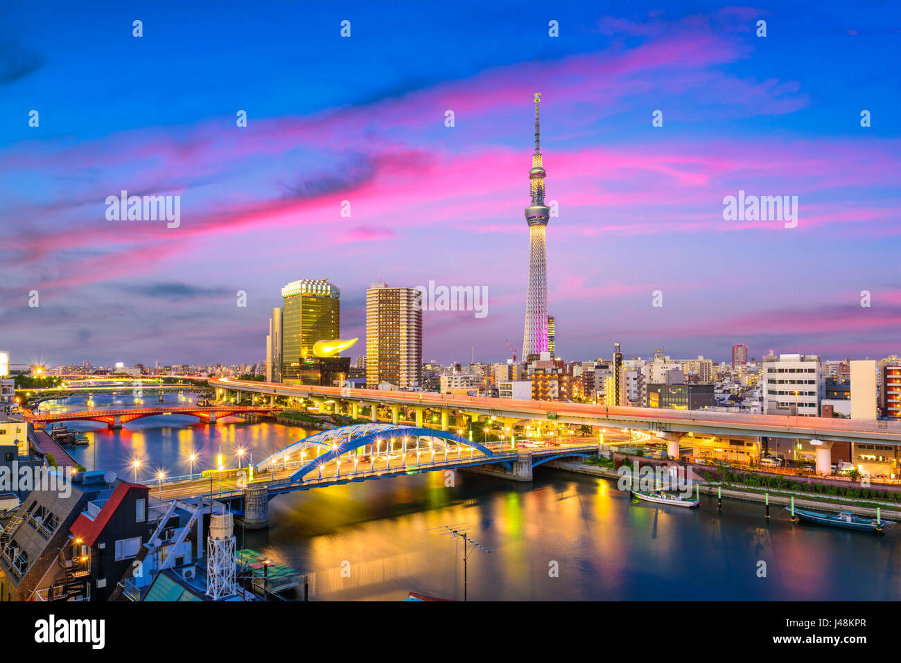 Tokyo, Giappone skyline sul Fiume Sumida. Foto Stock