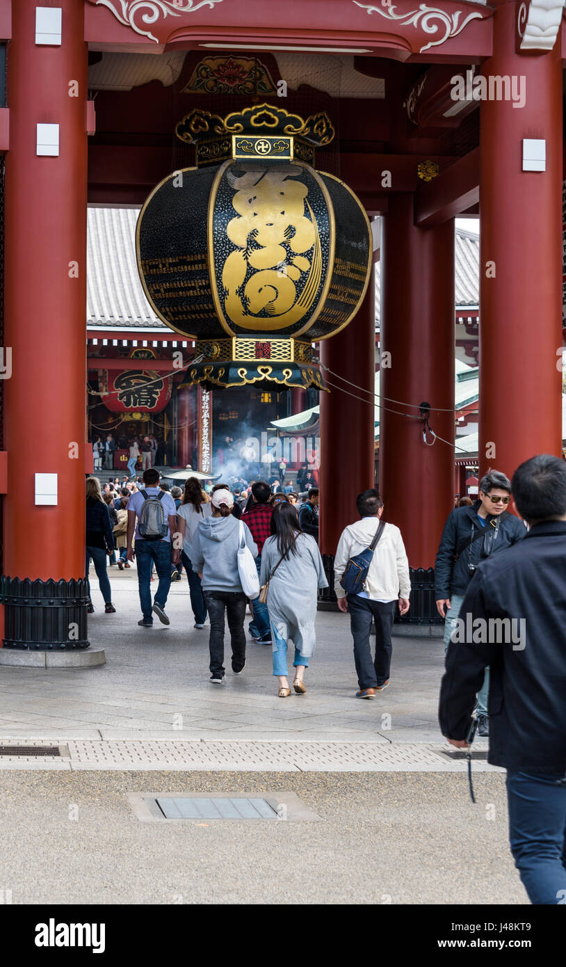 Ingresso o il cancello che conduce al Tempio di Asakusa Kannon. Foto Stock