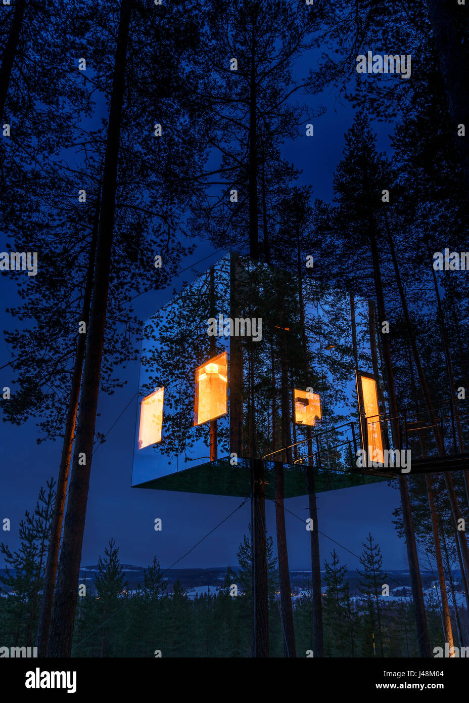 Alloggio nei boschi, noto come il Mirrorcube al Tree Hotel in Lapponia, Svezia Foto Stock
