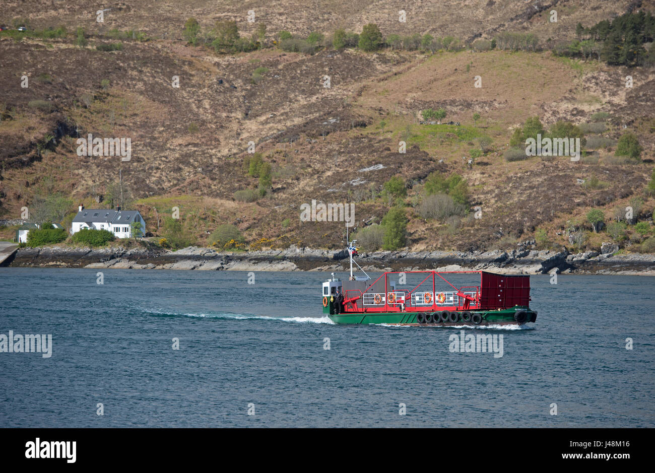 I mondi ultimo lavoro giradischi auto ferry operante tra Glenelg Kylerea e sull'Isola di Skye in occidente delle Highlands Scozzesi. Foto Stock