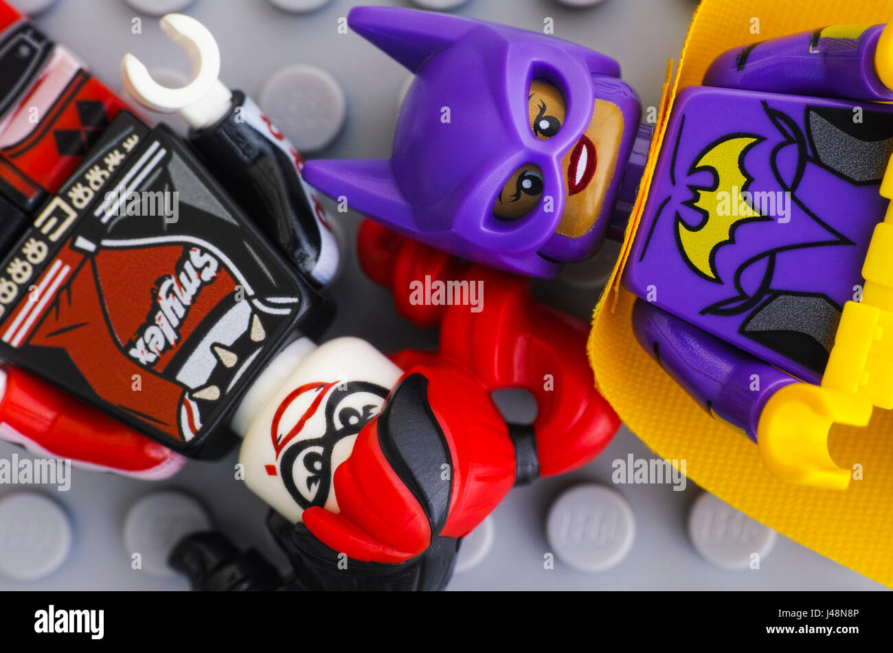 Tambov, Federazione Russa - 11 Febbraio 2017 Due Lego Batman Movie minifigures - Batgirl e Harley Quinn - su Lego grigio a piastra di base. Studio shot. Foto Stock