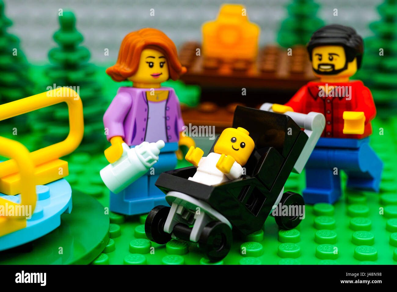 Tambov, Federazione Russa - 21 settembre 2016 famiglia Lego su un picnic  nel parco con parco giochi per bambini. Famiglia Lego minifigures - padre,  madre e bambino in Foto stock - Alamy
