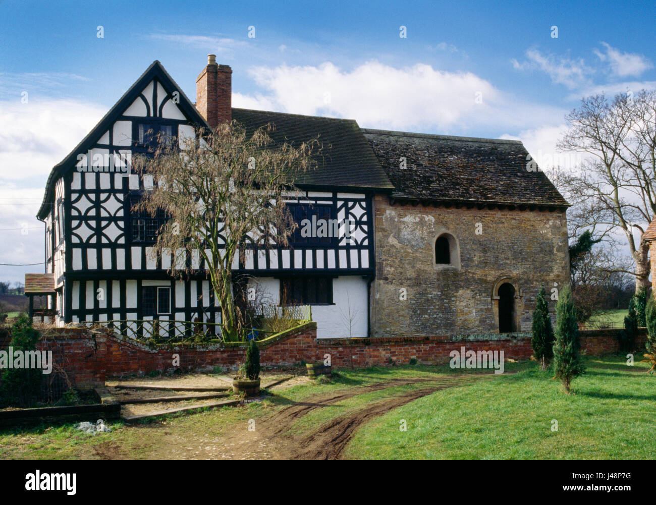 Cappella della Santissima Trinità, Deerhurst, dedicato 12 Aprile 1056 da Earl Odda per l anima di suo fratello Aelfric, divenne la cucina di una casa medioevale. Foto Stock