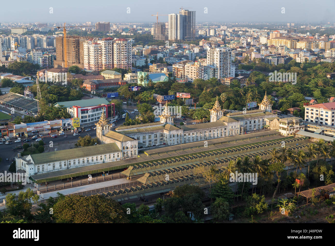 La stazione ferroviaria centrale e la città di Yangon (Rangoon), Myanmar (Birmania), visto dal di sopra nelle ore diurne. Foto Stock